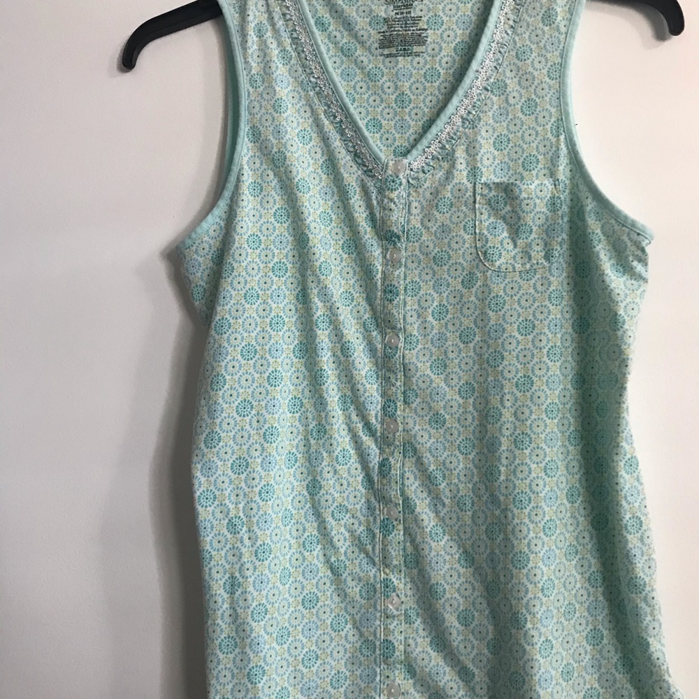 Cute sleeveless top size medium.       Box 1